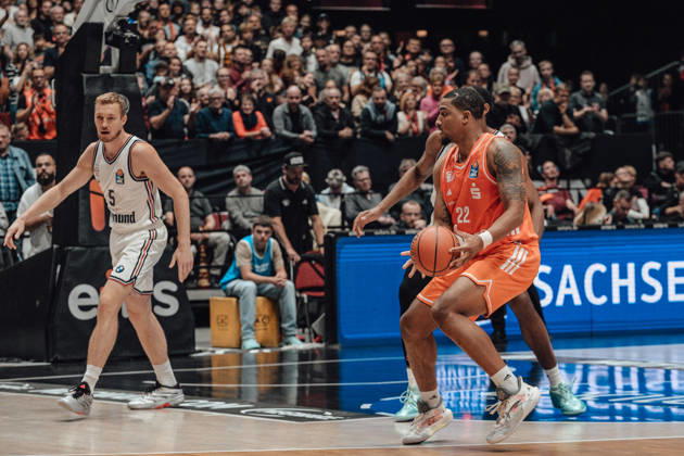 easyCredit Basketball Bundesliga, Matchday 5, Niners Chemnitz vs. Bayern Munich, October 10, 2026, starting at 4:00 p.m., Chemnitz, Chemnitz Arena. Pictured: No. 22 Nighaeal Ceaser, No. 05 Niels Giffey easyCredit Basketball Bundesliga, Matchday 5, Niners Chemnitz vs. Bayern Munich, Chemnitz, Saxony, Germany Copyright: xEHLxMedia MichelxKöhlerx 20261010-Niners-Chemnitz-Bayern-M__nchen-004