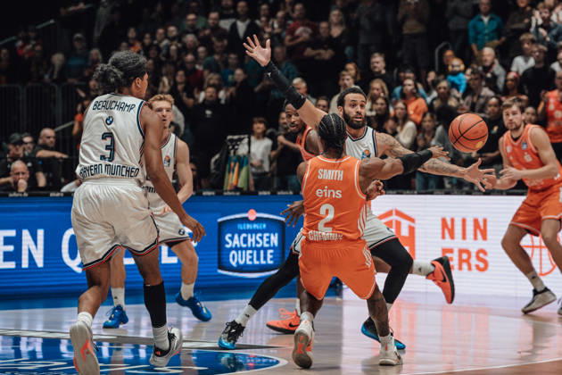 easyCredit Basketball Bundesliga, Matchday 5, Niners Chemnitz vs. Bayern Munich, October 10, 2026, starting at 4:00 p.m., Chemnitz, Chemnitz Arena. Pictured: MarJon Beauchamp, 02 Stefan Smith easyCredit Basketball Bundesliga, Matchday 5, Niners Chemnitz vs. Bayern Munich, Chemnitz, Saxony, Germany Copyright: xEHLxMedia MichelxKöhlerx 20261010-Niners-Chemnitz-Bayern-M__nchen-005