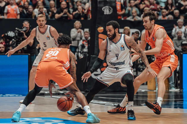easyCredit Basketball Bundesliga, Matchday 5, Niners Chemnitz vs. Bayern Munich, October 10, 2026, starting at 4:00 p.m., Chemnitz, Chemnitz Arena. Pictured: 20 Urald King, 04 Duane Washington Jr., 90 Jannis von Seckendorf easyCredit Basketball Bundesliga, Matchday 5, Niners Chemnitz vs. Bayern Munich, Chemnitz, Saxony, Germany Copyright: xEHLxMedia MichelxKöhlerx 20261010-Niners-Chemnitz-Bayern-M__nchen-012