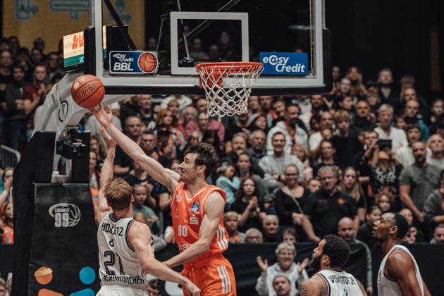 easyCredit Basketball Bundesliga, Matchday 5, Niners Chemnitz vs. Bayern Munich, October 10, 2026, starting at 4:00 p.m., Chemnitz, Chemnitz Arena. Pictured: No. 21 Justus Hollatz, 90 Jannis von Seckendorf easyCredit Basketball Bundesliga, Matchday 5, Niners Chemnitz vs. Bayern Munich, Chemnitz, Saxony, Germany Copyright: xEHLxMedia MichelxKöhlerx 20261010-Niners-Chemnitz-Bayern-M__nchen-013