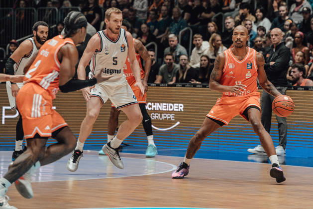 easyCredit Basketball Bundesliga, Matchday 5, Niners Chemnitz vs. Bayern Munich, October 10, 2026, starting at 4:00 p.m., Chemnitz, Chemnitz Arena. In photo 05: Niels Giffey, 17 Darion Atkins easyCredit Basketball Bundesliga, Matchday 5, Niners Chemnitz vs. Bayern Munich, Chemnitz, Saxony, Germany Copyright: xEHLxMedia MichelxKöhlerx 20261010-Niners-Chemnitz-Bayern-M__nchen-018