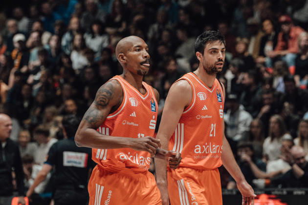 easyCredit Basketball Bundesliga, Matchday 5, Niners Chemnitz vs. Bayern Munich, October 10, 2026, starting at 4:00 p.m., Chemnitz, Chemnitz Arena. Pictured: No. 17 Darion Atkins, 21 Mateo Seric easyCredit Basketball Bundesliga, Matchday 5, Niners Chemnitz vs. Bayern Munich, Chemnitz, Saxony, Germany Copyright: xEHLxMedia MichelxKöhlerx 20261010-Niners-Chemnitz-Bayern-M__nchen-022