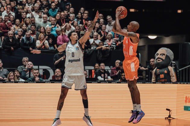 easyCredit Basketball Bundesliga, Matchday 5, Niners Chemnitz vs. Bayern Munich, October 10, 2026, starting at 4:00 p.m., Chemnitz, Chemnitz Arena. Pictured: Miles Norris, 17 Darion Atkins easyCredit Basketball Bundesliga, Matchday 5, Niners Chemnitz vs. Bayern Munich, Chemnitz, Saxony, Germany Copyright: xEHLxMedia MichelxKöhlerx 20261010-Niners-Chemnitz-Bayern-M__nchen-024
