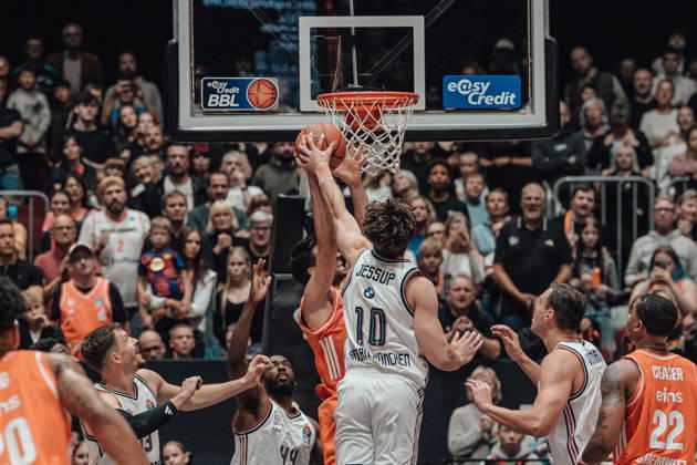 easyCredit Basketball Bundesliga, Matchday 5, Niners Chemnitz vs. Bayern Munich, October 10, 2026, starting at 4:00 p.m., Chemnitz, Chemnitz Arena. In the photo: No. 10 Justinian Jessup, rebound, No. 21 Mateo Seric easyCredit Basketball Bundesliga, Matchday 5, Niners Chemnitz vs. Bayern Munich, Chemnitz, Saxony, Germany Copyright: xEHLxMedia MichelxKöhlerx 20261010-Niners-Chemnitz-Bayern-M__nchen-025