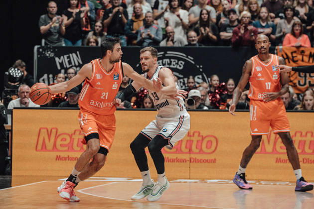 easyCredit Basketball Bundesliga, Matchday 5, Niners Chemnitz vs. Bayern Munich, October 10, 2026, starting at 4:00 p.m., Chemnitz, Chemnitz Arena. Pictured: 21 Mateo Seric, 13 Luca Kellig. easyCredit Basketball Bundesliga, Matchday 5, Niners Chemnitz vs. Bayern Munich, Chemnitz, Saxony, Germany Copyright: xEHLxMedia MichelxKöhlerx 20261010-Niners-Chemnitz-Bayern-M__nchen-026