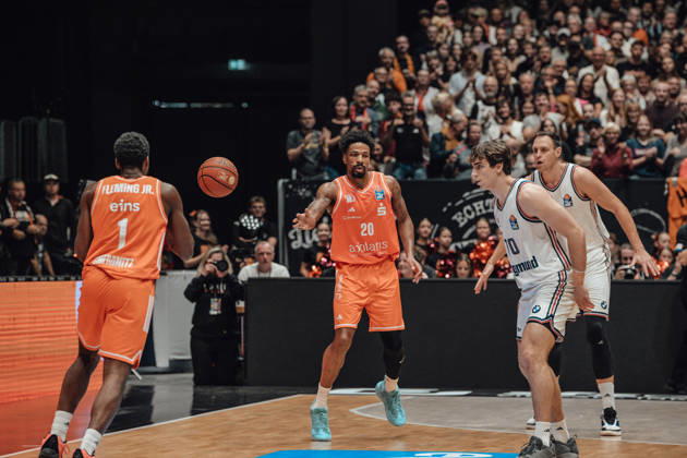 easyCredit Basketball Bundesliga, Matchday 5, Niners Chemnitz vs. Bayern Munich, October 10, 2026, starting at 4:00 p.m., Chemnitz, Chemnitz Arena. In Photo 01: Phlandrous Fleming Jr., 20 Urald King, easyCredit Basketball Bundesliga, Matchday 5, Niners Chemnitz vs. Bayern Munich, Chemnitz, Saxony, Germany Copyright: xEHLxMedia MichelxKöhlerx 20261010-Niners-Chemnitz-Bayern-M__nchen-027