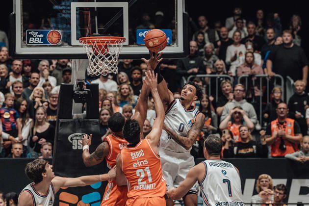 easyCredit Basketball Bundesliga, Matchday 5, Niners Chemnitz vs. Bayern Munich, October 10, 2026, starting at 4:00 p.m., Chemnitz, Chemnitz Arena. Pictured: 21 Mateo Seric, 00 Miles Norris, 07 Johannes Voigtmann easyCredit Basketball Bundesliga, Matchday 5, Niners Chemnitz vs. Bayern Munich, Chemnitz, Saxony, Germany Copyright: xEHLxMedia MichelxKöhlerx 20261010-Niners-Chemnitz-Bayern-M__nchen-029