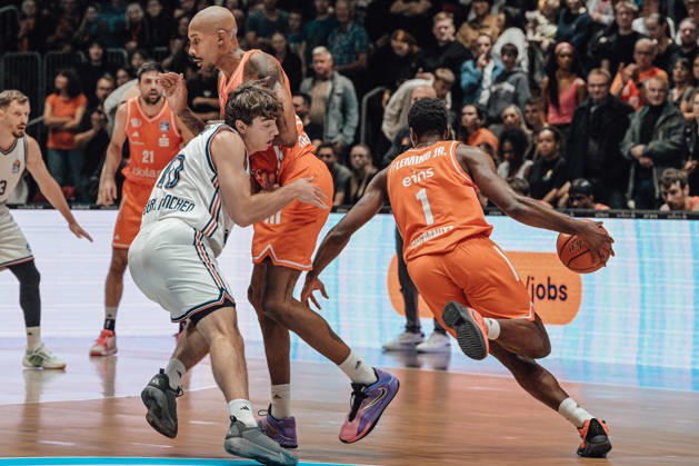 easyCredit Basketball Bundesliga, Matchday 5, Niners Chemnitz vs. Bayern Munich, October 10, 2026, starting at 4:00 p.m., Chemnitz, Chemnitz Arena. In the photo: No. 13 Andreas Obst, No. 17 Darion Atkins (block), 01 Phlandrous Fleming Jr. easyCredit Basketball Bundesliga, Matchday 5, Niners Chemnitz vs. Bayern Munich, Chemnitz, Saxony, Germany Copyright: xEHLxMedia MichelxKöhlerx 20261010-Niners-Chemnitz-Bayern-M__nchen-034