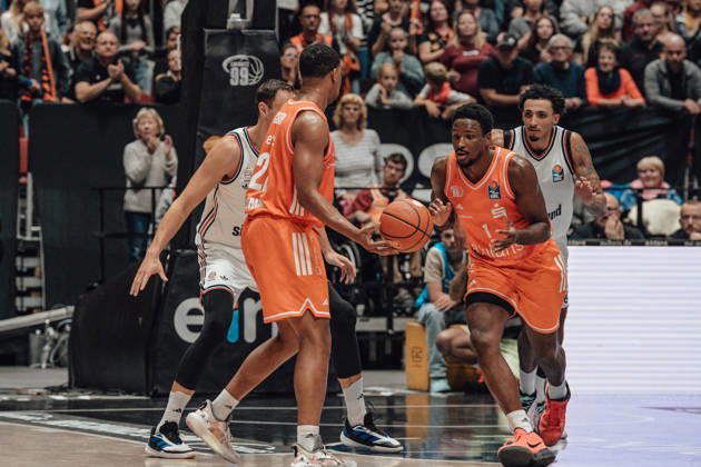 easyCredit Basketball Bundesliga, Matchday 5, Niners Chemnitz vs. Bayern Munich, October 10, 2026, starting at 4:00 p.m., Chemnitz, Chemnitz Arena. Pictured: No. 22 Nighaeal Ceaser, 01 Phlandrous Fleming Jr. easyCredit Basketball Bundesliga, Matchday 5, Niners Chemnitz vs. Bayern Munich, Chemnitz, Saxony, Germany Copyright: xEHLxMedia MichelxKöhlerx 20261010-Niners-Chemnitz-Bayern-M__nchen-035