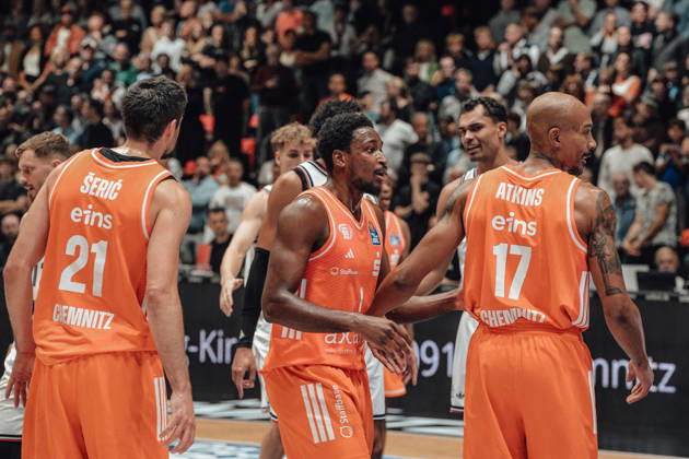 easyCredit Basketball Bundesliga, Matchday 5, Niners Chemnitz vs. Bayern Munich, October 10, 2026, starting at 4:00 p.m., Chemnitz, Chemnitz Arena. Pictured: No. 21 Justus Hollatz, 01 Phlandrous Fleming Jr., 17 Darion Atkins easyCredit Basketball Bundesliga, Matchday 5, Niners Chemnitz vs. Bayern Munich, Chemnitz, Saxony, Germany Copyright: xEHLxMedia MichelxKöhlerx 20261010-Niners-Chemnitz-Bayern-M__nchen-037