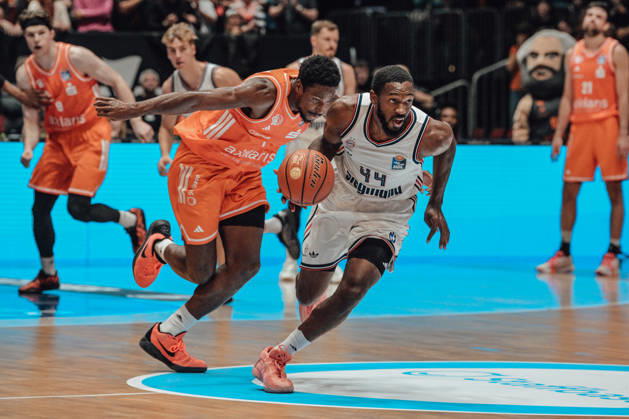 easyCredit Basketball Bundesliga, Matchday 5, Niners Chemnitz vs. Bayern Munich, October 10, 2026, starting at 4:00 p.m., Chemnitz, Chemnitz Arena. In Photo 01: Phlandrous Fleming Jr., 44 Kamar Baldwin easyCredit Basketball Bundesliga, Matchday 5, Niners Chemnitz vs. Bayern Munich, Chemnitz, Saxony, Germany Copyright: xEHLxMedia MichelxKöhlerx 20261010-Niners-Chemnitz-Bayern-M__nchen-038