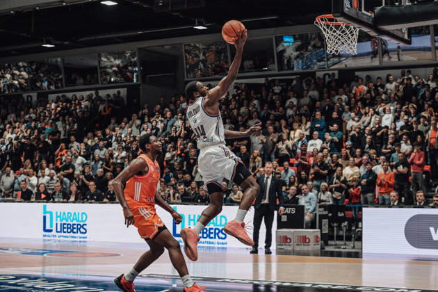 easyCredit Basketball Bundesliga, Matchday 5, Niners Chemnitz vs. Bayern Munich, October 10, 2026, starting at 4:00 p.m., Chemnitz, Chemnitz Arena. In the photo: No. 44 Kamar Baldwin dunking. easyCredit Basketball Bundesliga, Matchday 5, Niners Chemnitz vs. Bayern Munich, Chemnitz, Saxony, Germany Copyright: xEHLxMedia MichelxKöhlerx 20261010-Niners-Chemnitz-Bayern-M__nchen-039