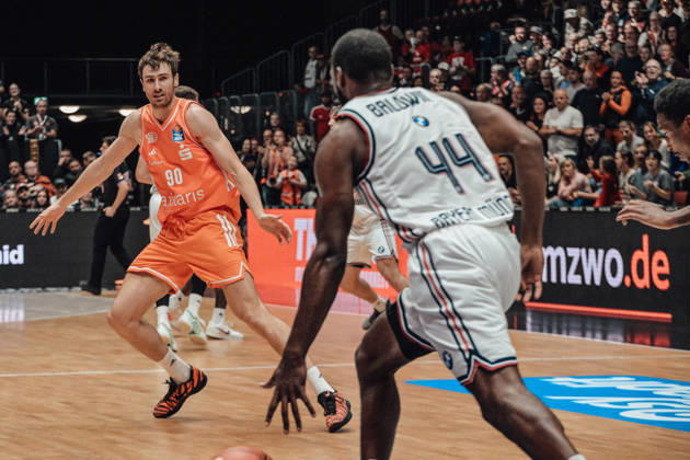easyCredit Basketball Bundesliga, Matchday 5, Niners Chemnitz vs. Bayern Munich, October 10, 2026, starting at 4:00 p.m., Chemnitz, Chemnitz Arena. Pictured: Jannis von Seckendorf, age 90, 44 Kamar Baldwin easyCredit Basketball Bundesliga, Matchday 5, Niners Chemnitz vs. Bayern Munich, Chemnitz, Saxony, Germany Copyright: xEHLxMedia MichelxKöhlerx 20261010-Niners-Chemnitz-Bayern-M__nchen-046