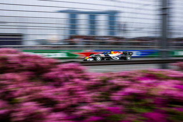 F1 - SINGAPORE GRAND PRIX 2026 41 LINDBLAD Arvid (gbr), Visa Cash App RB F1 Team VCARB03, action during the 2026 Formula 1 Singapore Grand Prix, 17th round of the 2026 Formula One World Championship, WM, Weltmeisterschaft from October 9 to 11, 2026 on the Marina Bay Street Circuit, in Singapore, Singapore - SingaporeSingapore  Copyright: xFLORENTxGOODENx
