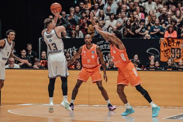 easyCredit Basketball Bundesliga, Matchday 5, Niners Chemnitz vs. Bayern Munich, October 10, 2026, starting at 4:00 p.m., Chemnitz, Chemnitz Arena. Pictured: 17 Darion Atkins, 13 Andreas Obst, 20 Urald King. easyCredit Basketball Bundesliga, Matchday 5, Niners Chemnitz vs. Bayern Munich, Chemnitz, Saxony, Germany Copyright: xEHLxMedia MichelxKöhlerx 20261010-Niners-Chemnitz-Bayern-M__nchen-121