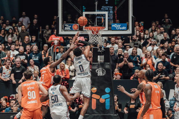 easyCredit Basketball Bundesliga, Matchday 5, Niners Chemnitz vs. Bayern Munich, October 10, 2026, starting at 4:00 p.m., Chemnitz, Chemnitz Arena. Pictured: No. 90 Jannis von Seckendorf, No. 50 Austin Wiley, 00 Miles Norris easyCredit Basketball Bundesliga, Matchday 5, Niners Chemnitz vs. Bayern Munich, Chemnitz, Saxony, Germany Copyright: xEHLxMedia MichelxKöhlerx 20261010-Niners-Chemnitz-Bayern-M__nchen-125
