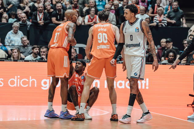 easyCredit Basketball Bundesliga, Matchday 5, Niners Chemnitz vs. Bayern Munich, October 10, 2026, starting at 4:00 p.m., Chemnitz, Chemnitz Arena. Pictured: 17 Darion Atkins, 90 Jannis von Seckendorf, 02 Stefan Smith, 00 Miles Norris easyCredit Basketball Bundesliga, Matchday 5, Niners Chemnitz vs. Bayern Munich, Chemnitz, Saxony, Germany Copyright: xEHLxMedia MichelxKöhlerx 20261010-Niners-Chemnitz-Bayern-M__nchen-127