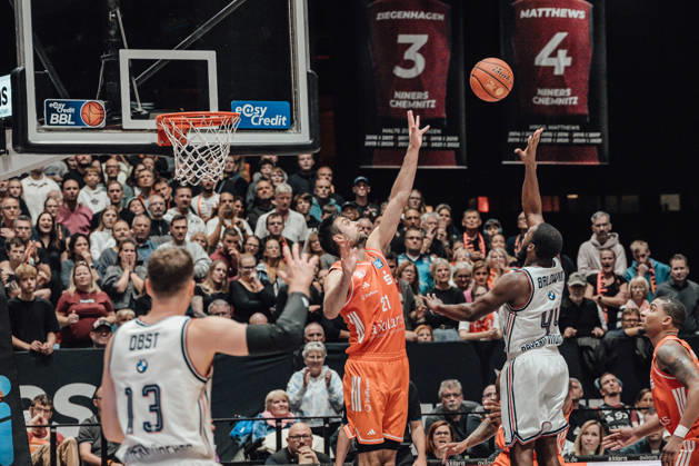 easyCredit Basketball Bundesliga, Matchday 5, Niners Chemnitz vs. Bayern Munich, October 10, 2026, starting at 4:00 p.m., Chemnitz, Chemnitz Arena. Pictured: No. 21 Mateo Seric, 44 Kamar Baldwin easyCredit Basketball Bundesliga, Matchday 5, Niners Chemnitz vs. Bayern Munich, Chemnitz, Saxony, Germany Copyright: xEHLxMedia MichelxKöhlerx 20261010-Niners-Chemnitz-Bayern-M__nchen-130
