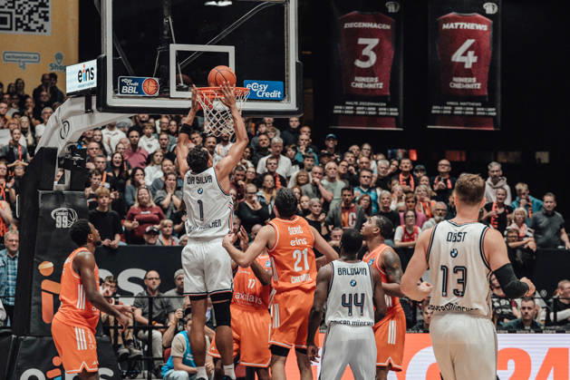 easyCredit Basketball Bundesliga, Matchday 5, Niners Chemnitz vs. Bayern Munich, October 10, 2026, starting at 4:00 p.m., Chemnitz, Chemnitz Arena. In Photo 01: Oscar da Silva, 21, Mateo Seric, 44 Kamar Baldwin easyCredit Basketball Bundesliga, Matchday 5, Niners Chemnitz vs. Bayern Munich, Chemnitz, Saxony, Germany Copyright: xEHLxMedia MichelxKöhlerx 20261010-Niners-Chemnitz-Bayern-M__nchen-131