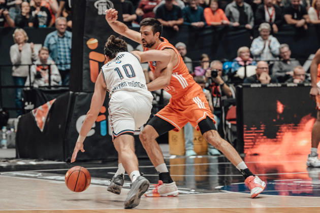 easyCredit Basketball Bundesliga, Matchday 5, Niners Chemnitz vs. Bayern Munich, October 10, 2026, starting at 4:00 p.m., Chemnitz, Chemnitz Arena. Pictured: No. 10 Justinian Jessup, 21 Mateo Seric easyCredit Basketball Bundesliga, Matchday 5, Niners Chemnitz vs. Bayern Munich, Chemnitz, Saxony, Germany Copyright: xEHLxMedia MichelxKöhlerx 20261010-Niners-Chemnitz-Bayern-M__nchen-133