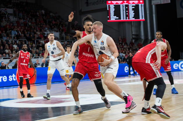 Bamberg, Germany, October 10, 2026; easyCredit BBL 2026–2027, Matchday 5; BMA365 Bamberg Baskets vs. Syntainics MBC; Pictured, from left: Jonathan Bähre (Bamberg) and Collin Welp (MBC Weißenfels); Brose Arena, Bavaria Copyright: xFotostandx xSchmittx