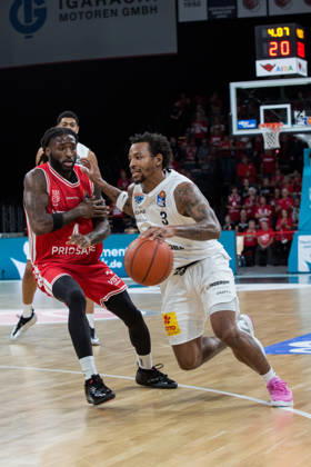 Bamberg, Germany, October 10, 2026; easyCredit BBL 2026–2027, Matchday 5; BMA365 Bamberg Baskets vs. Syntainics MBC; Pictured, from left: Jordan Jones (Bamberg) and DeLonnie Hunt (MBC Weißenfels); Brose Arena, Bavaria Copyright: xFotostandx xSchmittx