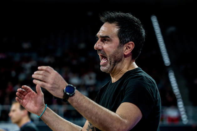 Bamberg, Germany, October 10, 2026; easyCredit BBL 2026–2027, Matchday 5; BMA365 Bamberg Baskets vs. Syntainics MBC; Pictured: Bamberg coach Jesus Ramirez gesturing on the court at the Brose Arena in Bavaria Copyright: xFotostandx xSchmittx