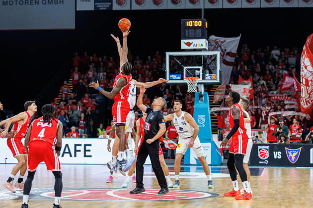 Hason Ward, BMA365 Bamberg Baskets, 20; Borisa Simanic, Syntainics MBC, 22; BMA365 Bamberg Baskets vs. Syntainics MBC, Basketball, easyCredit BBL, Matchday 5, October 10, 2026 BMA365 Bamberg Baskets vs. Syntainics MBC, Basketball, easyCredit BBL, Matchday 5, October 10, 2026 Bamberg Copyright: xEibner-Pressefoto G.xSantemizx EP_EER