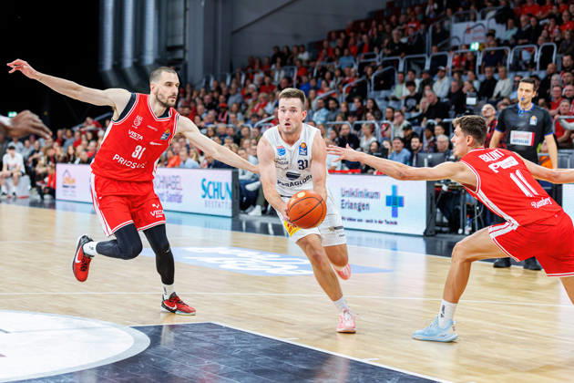 Daniel Keppeler, BMA365 Bamberg Baskets, 31; Spencer Reaves, Syntainics MBC, 31; Richard Balint, BMA365 Bamberg Baskets, 11; BMA365 Bamberg Baskets vs. Syntainics MBC, Basketball, easyCredit BBL, Matchday 5, October 10, 2026 BMA365 Bamberg Baskets vs. Syntainics MBC, Basketball, easyCredit BBL, Matchday 5, October 10, 2026 Bamberg Copyright: xEibner-Pressefoto G.xSantemizx EP_EER