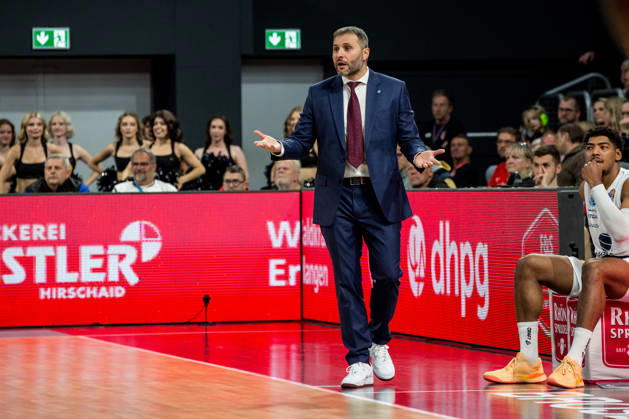 Bamberg, Germany, October 10, 2026; easyCredit BBL 2026–2027, Matchday 5; BMA365 Bamberg Baskets vs. Syntainics MBC; Pictured: Coach Vladimir Jovanovic of MBC Weißenfels gesturing with his hands in disbelief at the Brose Arena in Bavaria Copyright: xFotostandx xSchmittx