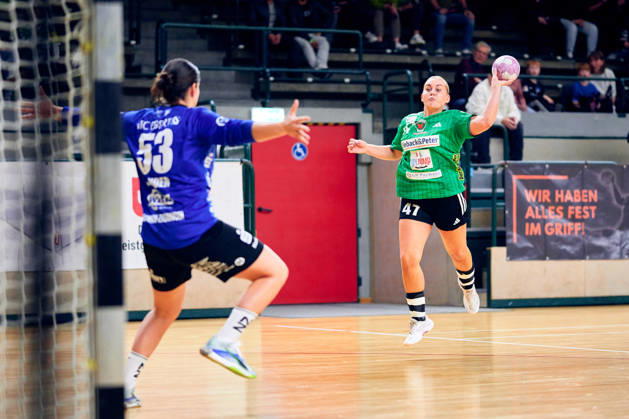 Kerstin Sander, SG Nürtingen-Zizishausen, 53, ANOUK NIEUWENWEG, Füchse Berlin, 47, GER, Women s Handball Bundesliga 2, Füchse Berlin vs. SG Nürtingen-Zizishausen, 2026–27 season, Matchday 5, October 10, 2026, GER, Women’s Handball Bundesliga 2, Fuechse Berlin vs. SG Nuertingen Zizishausen, 2026–27 season, Matchday 5, October 10, 2026, Berlin Copyright: xClaudiusxRauch,xEibner-Pressefotox xClaudiusxRauchx EP_CRH