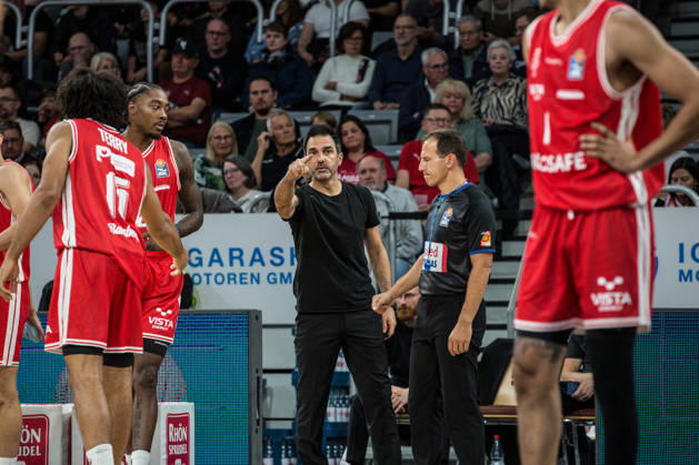 Bamberg, Germany, October 10, 2026; easyCredit BBL 2026–2027, Matchday 5; BMA365 Bamberg Baskets vs. Syntainics MBC; Pictured: Coach Jesus Ramirez of Bamberg pointing at his team; Brose Arena, Bavaria Copyright: xFotostandx xSchmittx