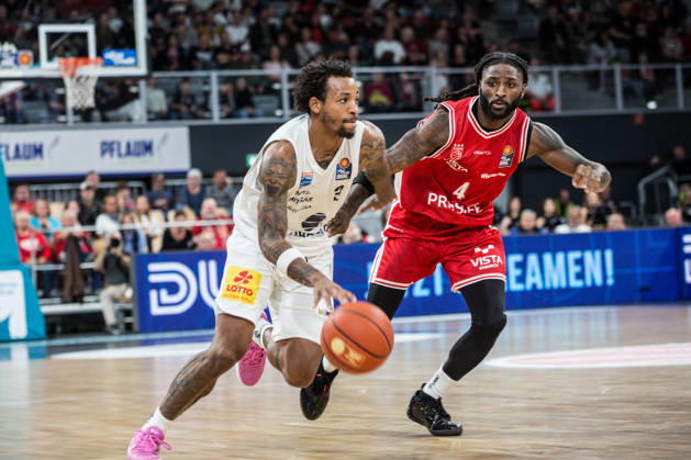 Bamberg, Germany, October 10, 2026; easyCredit BBL 2026–2027, Matchday 5; BMA365 Bamberg Baskets vs. Syntainics MBC; Pictured, from left: DeLonnie Hunt of MBC Weißenfels and Jordan Jones of Bamberg; Brose Arena, Bavaria Copyright: xFotostandx xSchmittx