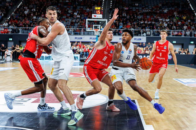 Yuval Hochstadter, BMA365 Bamberg Baskets, 66; Anthony Gaines, Syntainics MBC, 11; BMA365 Bamberg Baskets vs. Syntainics MBC, Basketball, easyCredit BBL, Matchday 5, October 10, 2026 BMA365 Bamberg Baskets vs. Syntainics MBC, Basketball, easyCredit BBL, Matchday 5, October 10, 2026 Bamberg Copyright: xEibner-Pressefoto G.xSantemizx EP_EER