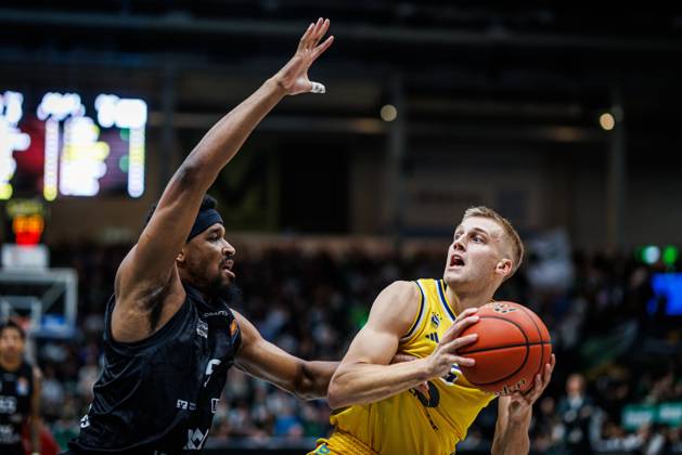 Justin Simon of the Gladiators Trier goes head-to-head with Sam Griesel of Alba Berlin, Action Shot: Vet Concept Gladiators Trier vs. Alba Berlin, Basketball, easyCredit BBL, Matchday 5, 2026–2027 Season, October 10, 2026, Vet Concept Gladiators Trier vs. Alba Berlin, Basketball, easyCredit BBL, Matchday 5, 2026–2027 Season, October 10, 2026 Copyright: xEibnerxPressefotox EP_ANS