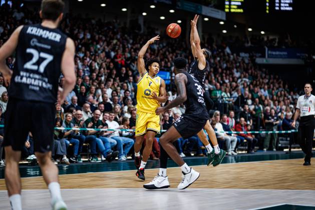 Jack Kayil of Alba Berlin goes head-to-head with Ejiofor Onu of the Gladiators Trier and Jordan Roland of the Gladiators Trier; Action: Vet Concept Gladiators Trier vs. Alba Berlin, Basketball, easyCredit BBL, Matchday 5, 2026–2027 Season, October 10, 2026, Vet Concept Gladiators Trier vs. Alba Berlin, Basketball, easyCredit BBL, Matchday 5, 2026–2027 season, October 10, 2026 Copyright: xEibnerxPressefotox EP_ANS