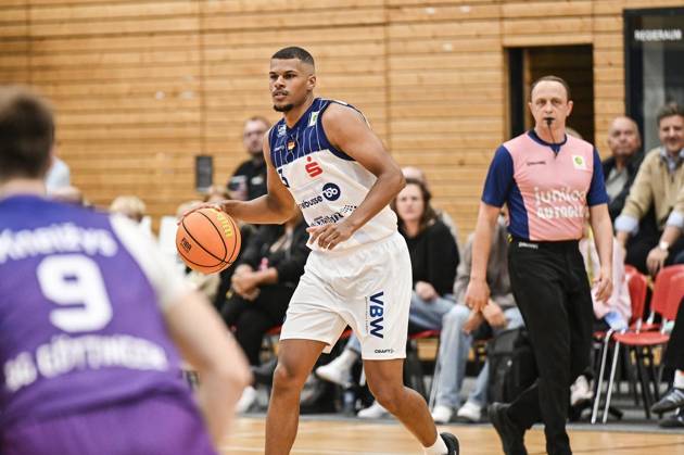 Basketball 2 Bundesliga ProA VfL Sparkassen Stars Bochum vs. BG Göttingen ** FOR EDITORIAL PURPOSES ONLY ** EDITORIAL USE ONLY ** p GABRIEL KUKU, VfL Sparkassen Stars Bochum, in blue and white, will play against BG Göttingen, in purple, on Saturday, October 10, 2026, in the Basketball 2 Bundesliga ProA at the Rundsporthalle in Bochum, Germany (North Rhine-Westphalia), Bochum. Copyright VladimirxWegener Copyright: VladimirxWegener doc87z1d7uoqftgqrgs8me ,EDITORIAL USE ONLY Copyright: VladimirxWegener