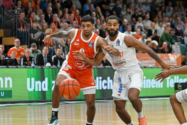 Dmitrik Trice (RASTA Vechta), 00 vs. Marvin Heckel (ratiopharm Ulm), 47 RASTA Vechta vs. ratiopharm Ulm, easyCredit Basketball Bundesliga, Matchday 5, 2026–2027 Season, October 10, 2026, RASTA Vechta vs. ratiopharm Ulm, easyCredit Basketball Bundesliga, Matchday 5, 2026–2027 season, October 10, 2026, Vechta Copyright: xEibner-Pressefoto RobertxGertzenx EP_RGN