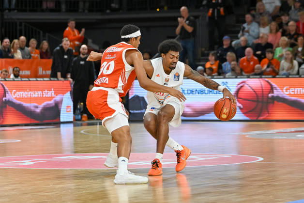Ibi Watson (ratiopharm Ulm), 02, on the ball against Nelson Weidemann (RASTA Vechta), 30 RASTA Vechta vs. ratiopharm Ulm, easyCredit Basketball Bundesliga, Matchday 5, 2026–2027 season, October 10, 2026, RASTA Vechta vs. ratiopharm Ulm, easyCredit Basketball Bundesliga, Matchday 5, 2026–2027 season, October 10, 2026, Vechta Copyright: xEibner-Pressefoto RobertxGertzenx EP_RGN