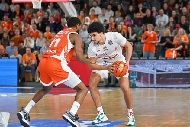 Adam Atamna of ratiopharm Ulm, 00, goes head-to-head with Matt Lewis of RASTA Vechta, 10 RASTA Vechta vs. ratiopharm Ulm, easyCredit Basketball Bundesliga, Matchday 5, 2026–2027 season, October 10, 2026, RASTA Vechta vs. ratiopharm Ulm, easyCredit Basketball Bundesliga, Matchday 5, 2026–2027 season, October 10, 2026, Vechta Copyright: xEibner-Pressefoto RobertxGertzenx EP_RGN