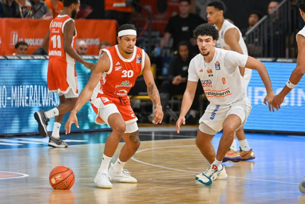Nelson Weidemann (RASTA Vechta), 30, with the ball against Adam Atamna (ratiopharm Ulm), 00 RASTA Vechta vs. ratiopharm Ulm, easyCredit Basketball Bundesliga, Matchday 5, 2026–2027 Season, October 10, 2026, RASTA Vechta vs. ratiopharm Ulm, easyCredit Basketball Bundesliga, Matchday 5, 2026–2027 season, October 10, 2026, Vechta Copyright: xEibner-Pressefoto RobertxGertzenx EP_RGN