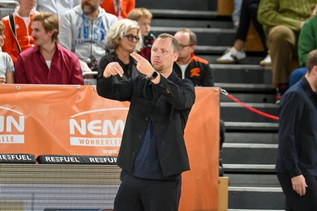 Christian Held of RASTA Vechta, coach, calls a traveling violation; RASTA Vechta vs. ratiopharm Ulm, easyCredit Basketball Bundesliga, Matchday 5, 2026–2027 season, October 10, 2026, RASTA Vechta vs. ratiopharm Ulm, easyCredit Basketball Bundesliga, Matchday 5, 2026–2027 season, October 10, 2026, Vechta Copyright: xEibner-Pressefoto RobertxGertzenx EP_RGN