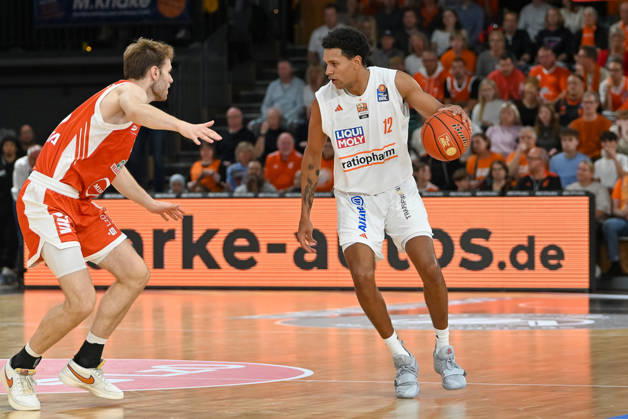 Michael Rataj (ratiopharm Ulm), No. 12, with the ball against Linus Trettin (RASTA Vechta), No. 15; RASTA Vechta vs. ratiopharm Ulm, easyCredit Basketball Bundesliga, Matchday 5, 2026–2027 season, October 10, 2026, RASTA Vechta vs. ratiopharm Ulm, easyCredit Basketball Bundesliga, Matchday 5, 2026–2027 season, October 10, 2026, Vechta Copyright: xEibner-Pressefoto RobertxGertzenx EP_RGN