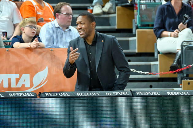 Tyron McCoy of ratiopharm Ulm, assistant coach, speaks and gestures during RASTA Vechta vs. ratiopharm Ulm, easyCredit Basketball Bundesliga, Matchday 5, 2026–2027 season, October 10, 2026, RASTA Vechta vs. ratiopharm Ulm, easyCredit Basketball Bundesliga, Matchday 5, 2026–2027 season, October 10, 2026, Vechta Copyright: xEibner-Pressefoto RobertxGertzenx EP_RGN