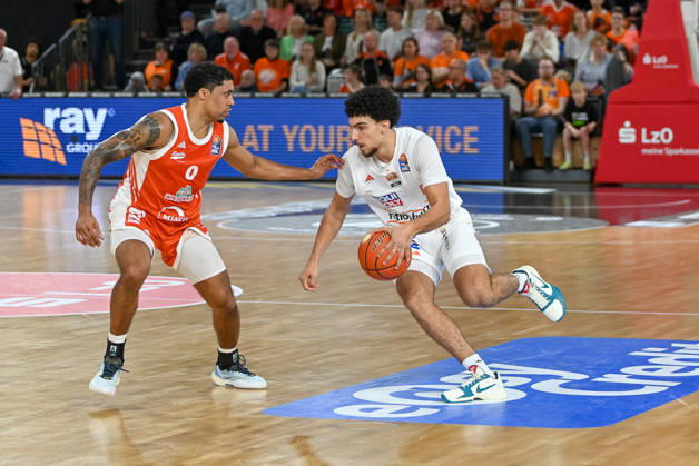 Adam Atamna (ratiopharm Ulm), 00 with the ball against Dmitrik Trice (RASTA Vechta), 00 RASTA Vechta vs. ratiopharm Ulm, easyCredit Basketball Bundesliga, Matchday 5, 2026–2027 season, October 10, 2026, RASTA Vechta vs. ratiopharm Ulm, easyCredit Basketball Bundesliga, Matchday 5, 2026–2027 season, October 10, 2026, Vechta Copyright: xEibner-Pressefoto RobertxGertzenx EP_RGN