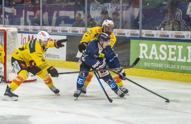 October 10, 2026, Quinto, Gottardo Arena, NL: HC Ambri Piotta vs. SC Bern—91 Petr Kodytek (Ambri) vs. 98 Benjamin Baumgartner (Bern) and 37 Anton Lindholm (Bern)—Quinto, Gottardo Arena, Ticino, Switzerland Copyright: xJustPictures.ch JarixPestelaccix jp-en-JaPe-JP6_JAr_NL_HCAP_SCBern_10Ott2026_000029