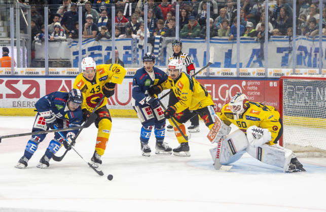 October 10, 2026, Quinto, Gottardo Arena, NL: HC Ambri Piotta vs. SC Bern; 18 Inti Pestoni (Ambri) vs. 43 Alain Graf (Bern); Quinto, Gottardo Arena, Ticino, Switzerland Copyright: xJustPictures.ch JarixPestelaccix jp-en-JaPe-JP6_JAr_NL_HCAP_SCBern_10Ott2026_000089