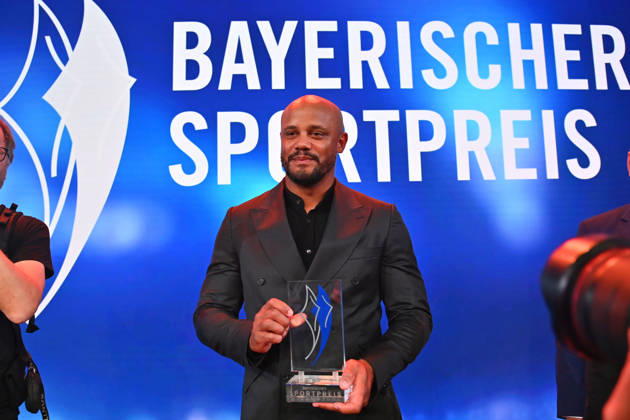Coach Vincent KOMPANY of Bayern Munich receives the Honorary Award from Bavarian Minister-President Markus SOEDER at the 2026 Bavarian Sports Awards at BMW Welt, Red Carpet, on October 10, 2026
