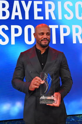 Coach Vincent KOMPANY of Bayern Munich receives the Honorary Award from Bavarian Minister-President Markus SOEDER at the 2026 Bavarian Sports Awards at BMW Welt, Red Carpet, on October 10, 2026