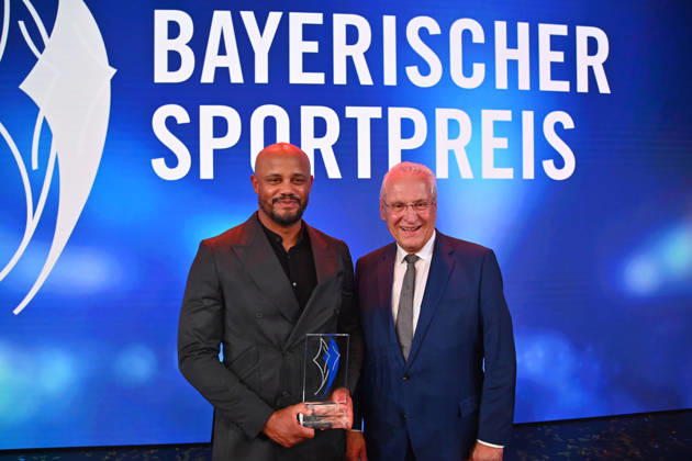 Coach Vincent KOMPANY of Bayern Munich receives the Honorary Award from Bavarian Minister-President Markus SOEDER, alongside Joachim HERRMANN, Bavarian Minister of the Interior, at the 2026 Bavarian Sports Award ceremony at BMW Welt, on the red carpet, on October 10, 2026